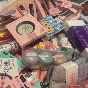 OLAY Moisturizer & Body Oil Set - Pink and Cream